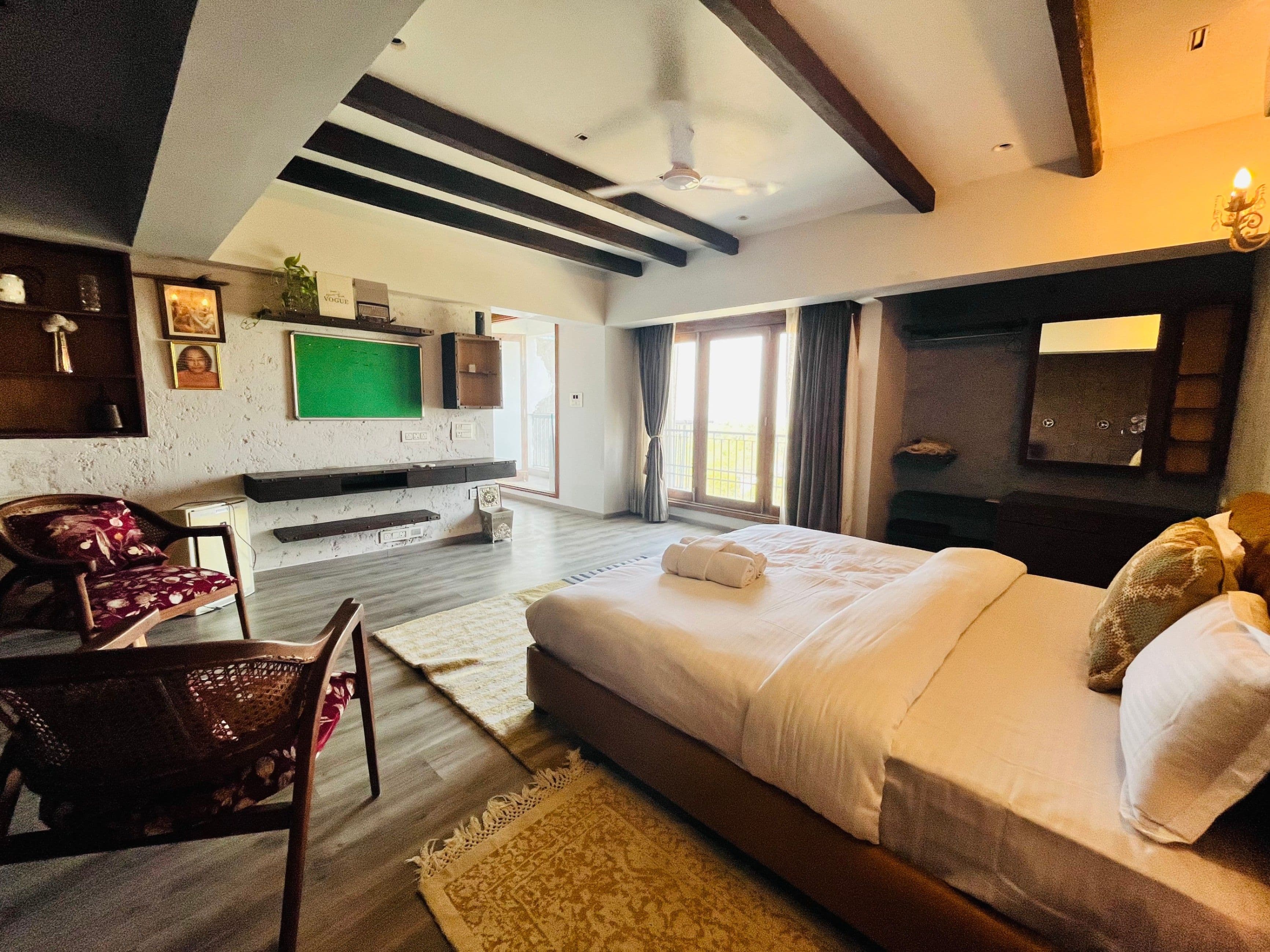 Soulful Stay-2BHK w/Jacuzzi & Rooftop, Vasant Kunj 3