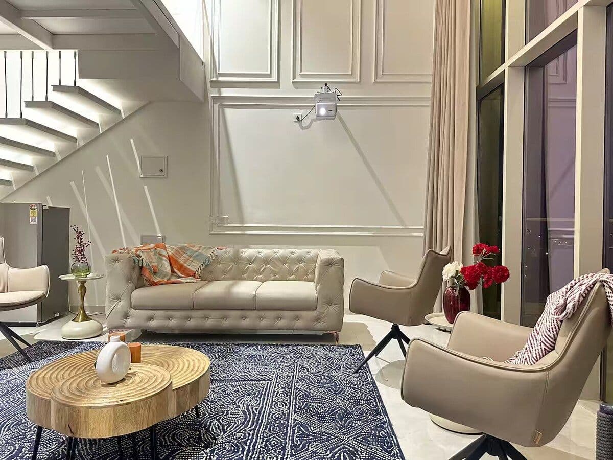 Luxury Duplex Loft | Jacuzzi • Projector • Balcony